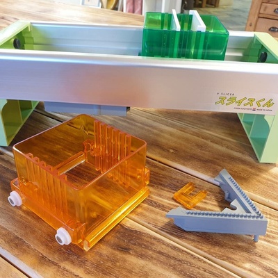 hřebenový nůž 2,0 mm s boxem pro PROFI "V" mandolínu CHIBA Japan