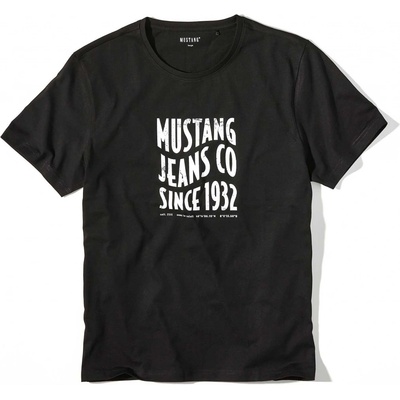 Mustang s výrazným bielym nápisom Since 1932