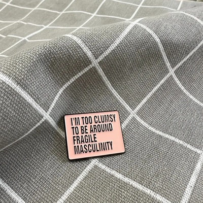 Pinarna I'm too clumsy to be around fragile masculinity Jsem příliš nešikovná na to, abych se pohybovala v blízkosti křehké mužnosti tmavší