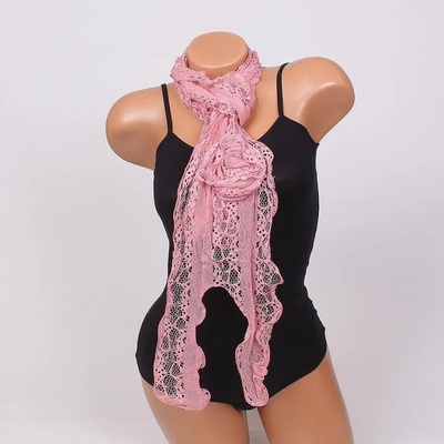 Нежен дантелен шал в цвят пепел от рози