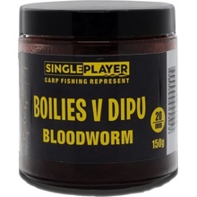 SINGLEPLAYER Boilies v dipu Bloodworm 150g 20mm