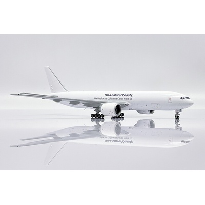 JC Wings B777-F1H Lufhansa Cargo I'm a natural beauty. Waiting for my Lufthansa Cargo make up Colors 1:400