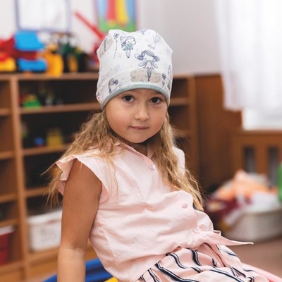 Úpletová čiapka s paspulou a potlačou dievčatko smotana/mentol