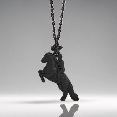 Конен спорт - Мъжки медальон „Ездач при прескачане на препятствие - Оксидирано сребро 925 - Ръчно изработено спортно бижу/талисман за конен спорт - Идеален подарък за мъж - ssj