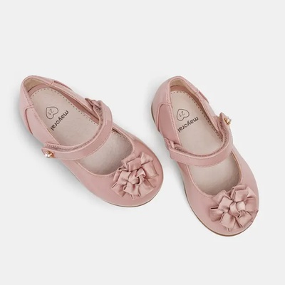 Mayoral Нежни лачени пантофки в розов цвят за бебе момиче с цвете и велкро Майорал