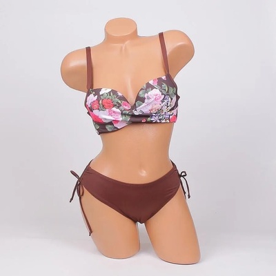 Дамски бански от две части в кафяво с рози - чашка b
