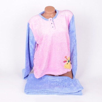 Зимна пухкава пижама в розово и синьо с малка картинка на жирафче