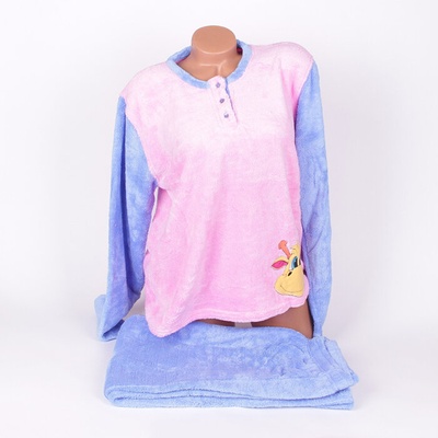 Зимна пухкава пижама в розово и синьо с малка картинка на жирафче