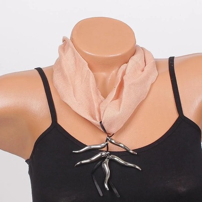 Ефектно фишу-колие в бежово с метално-сребристи висулки