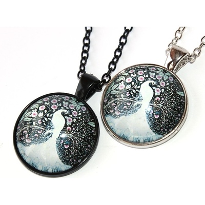 Fashion Jewerly Řetízek amulet hrdý bílý páv mezi květinami, vznešenost, něžnost a laskavost 3176