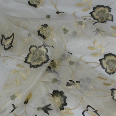 Organza krémová, zlatá výšivka š.135