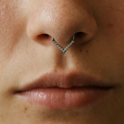 CryptoEshop Titanový otevírací kroužek do tvaru špičky a se zirkony Maya 1,2 mm 10 mm W65-1210