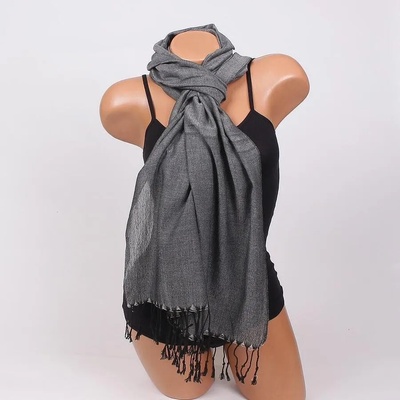 Дамски шал в черно и бяло с ресни