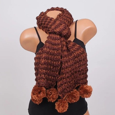 Зимен шал в тъмнокафяво с пухкави помпони