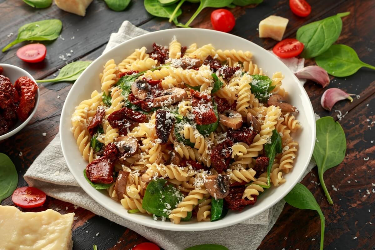 Hotové cestoviny so sušenými paradajkami, cesnakom a parmezánom