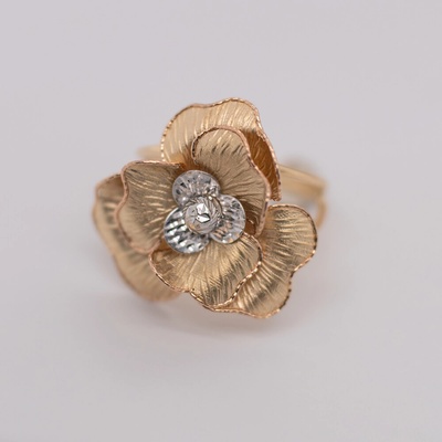 Lillian Vassago Prsten s motivem květiny s gravírem v kombinovaném zlatě LLV22 GR077