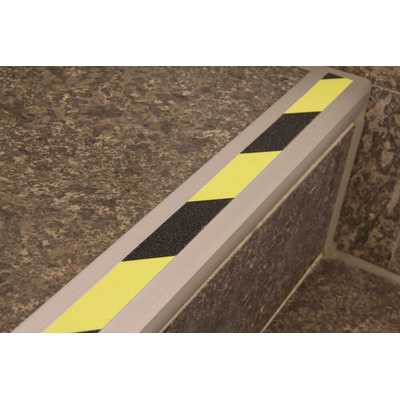 Protiskluzová nášlapná schodová hrana, R13, m2, fluorescenční, š 610 mm, typ B