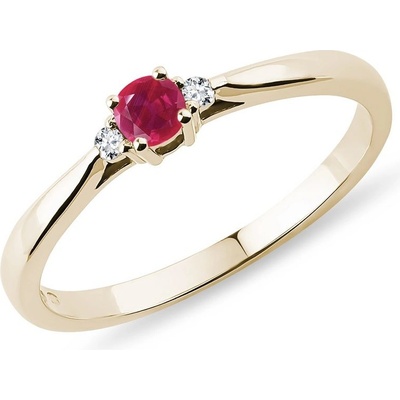 KLENOTA Zlatý zásnubný prsteň s rubínom a diamantmi k0271053