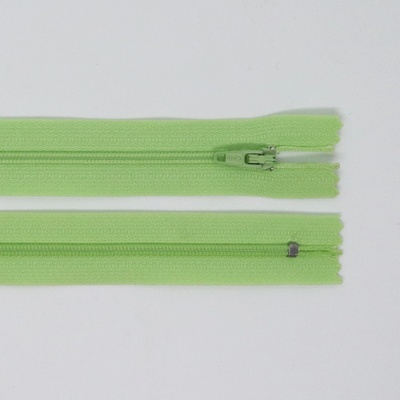 Spirálový zip, šíře 3 mm, délka 55 cm, světle zelená