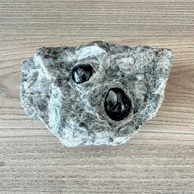 Nefertitis Obsidián Apačská slza v matrixu USA 97 NF64916 - cca 2,3 cm, 571 g