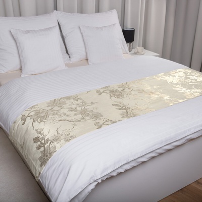 Biante Zamatový prehoz/behúň na posteľ Isabela Flower IBL-022 Zlaté kvety na smotanovom 50x140 cm