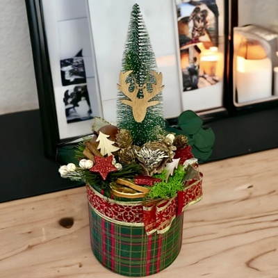 Vianočná dekorácia v károvanom flower boxe