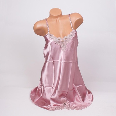 Сатенена нощница в цвят пепел от рози с красива дантела