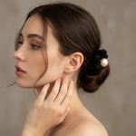  Стилен ластик за коса в черно с декорация перла