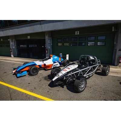 Ariel Atom vs. formula F4 jazda pre dvoch
