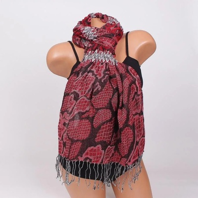 Червен шал с ефектни шарки и ресни