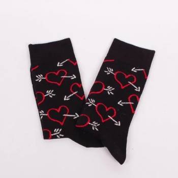 Image 1 of Памучни чорапи в черен цвят с декорация червени сърца с бели стрели