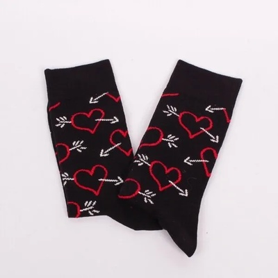 Памучни чорапи в черен цвят с декорация червени сърца с бели стрели
