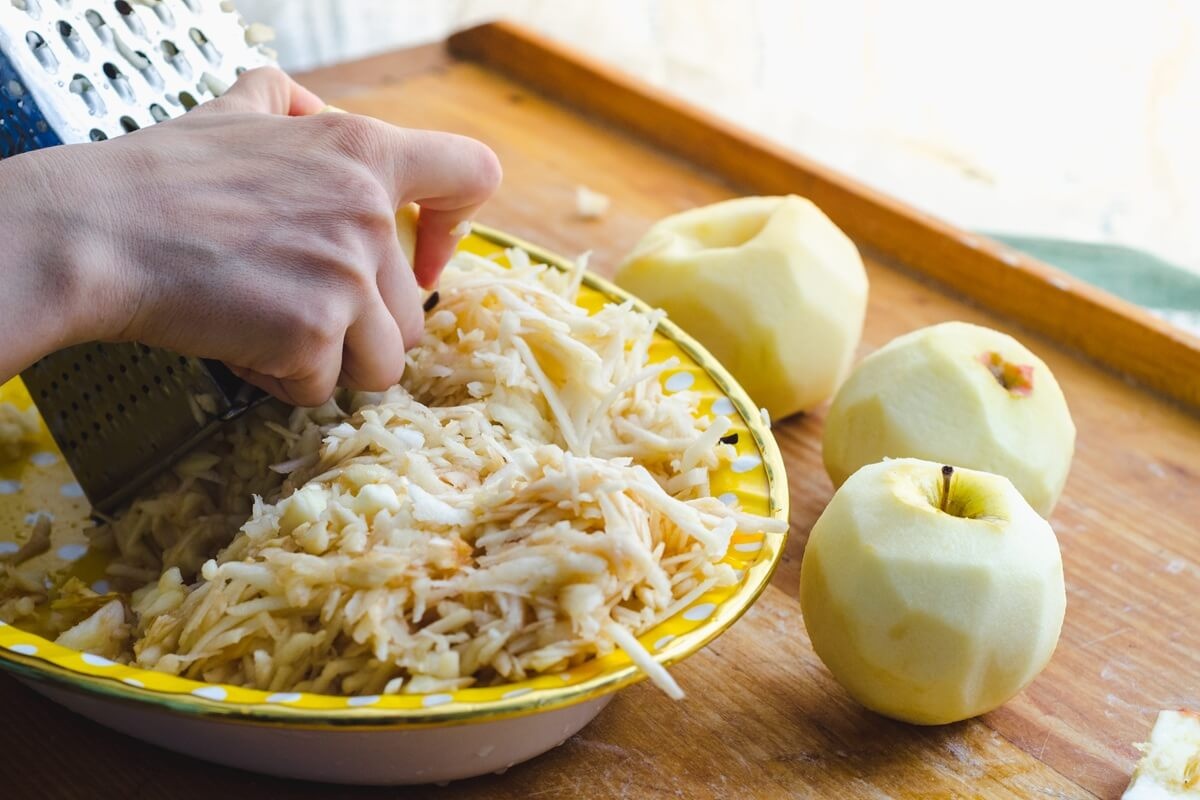 Strouhání jablek před zavařováním (na štrúdl)