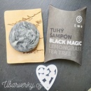 Two Cosmetics tuhý šampon pro posílení a obnovu Black Magic 85 g