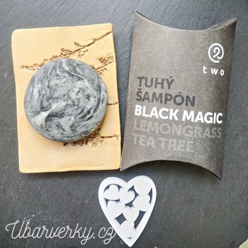 Two Cosmetics tuhý šampon pro posílení a obnovu Black Magic 85 g
