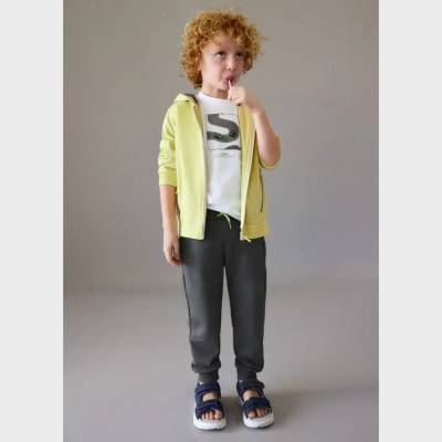 Mayoral Анцуг 3части жълтозелен суичър, тениска в бяло с графитен спортен панталон за мини момче Mayoral