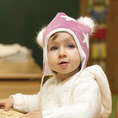 dětská fleece čepice podšitá úpletem s bambulemi růžová