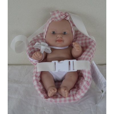 Marina & Pau Realistická holčička usmívající se Maruška v kostičkované tmavě růžovo bílé autosedačce Cookie Baby 20 cm