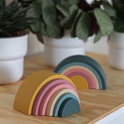 Petite & Mars Rainbow hračka silikónová skladacia Misty Green