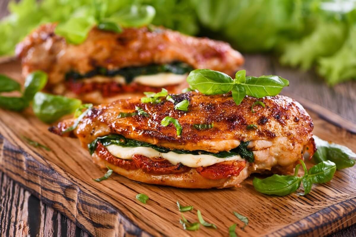 Šťavnaté kuřecí maso s mozzarellou a sušenými rajčaty