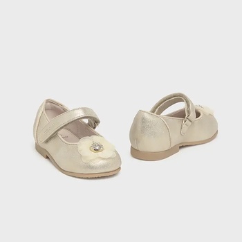 Mayoral Нежни пантофки в златист цвят за бебе момиче с цвете и велкро Майорал