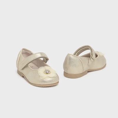 Mayoral Нежни пантофки в златист цвят за бебе момиче с цвете и велкро Майорал