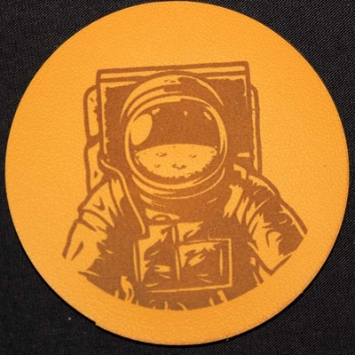 Štítok - Kozmonaut Materiál/farba: Biela koženka