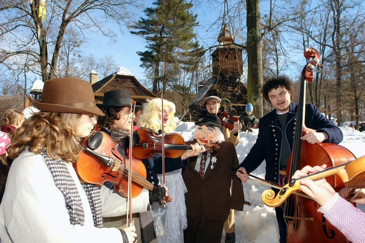 Muzikanti hrajúci pri fašiangovom veselí