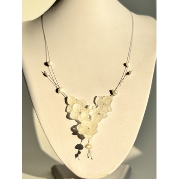 Meganflo Колие с бели цветя - хортензии и естествени перли