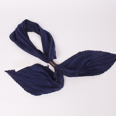 Ефектен плисиран дамски шал в тъмносин цвят