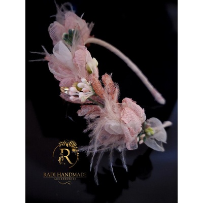 Radi handmade Диадема за момиче с розови текстилни цветя и светли пера (749)