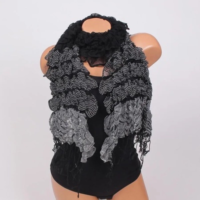 Стилен шал в черно и бяло с набран ефект