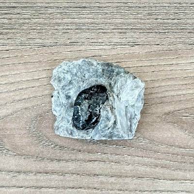 Nefertitis Obsidián Apačská slza v matrixu USA 29 NF64401 - cca 2,2 cm, 45,1 g