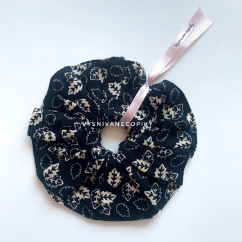 VYSNÍVANÉ COPÍKY Gumička scrunchie na vlas latkovaná - Black